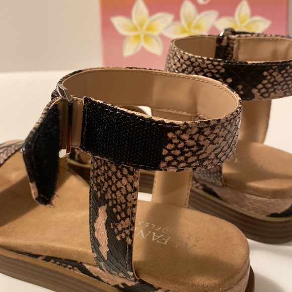 Alfani Step 'N Flex Cherryll Sliver Flatform Wedge Sandals | Size 5 - Picture 4 of 8